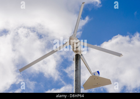 Générateur d'électricité éolienne conçu pour une utilisation dans les exploitations agricoles et les espaces agricoles. Banque D'Images