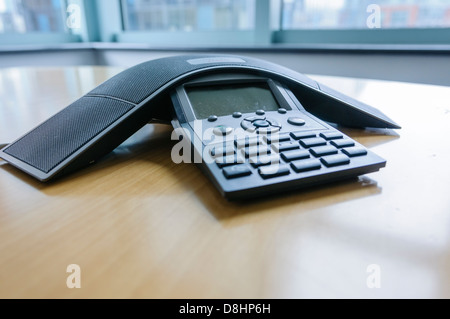 Un Cisco IP Polycom "une araignée' conference phone in a modern office Banque D'Images