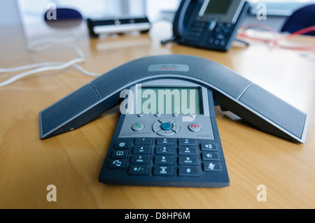 Un Cisco IP Polycom "une araignée' conference phone in a modern office Banque D'Images