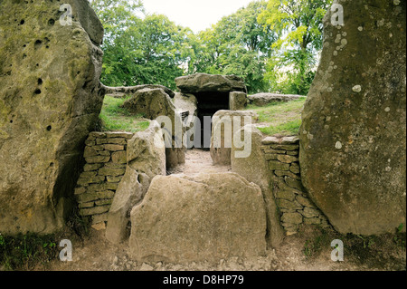 Wayland's Smithy chambre tombe néolithique long Barrow. Oxfordshire en Angleterre. Passage d'entrée et les chambres au-delà des pierres de façade Banque D'Images