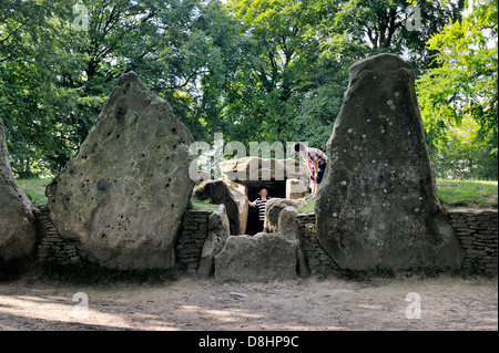 Wayland's Smithy chambre tombe néolithique long Barrow. Oxfordshire en Angleterre. Passage d'entrée et les chambres au-delà des pierres de façade Banque D'Images