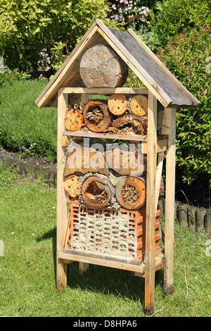 Hôtel d'insectes dans un jardin Banque D'Images