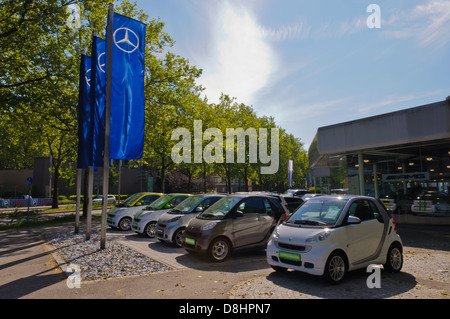 Micro compact Smart voitures sur l'affichage à une Mercedes Benz - Heilbronn Allemagne Banque D'Images