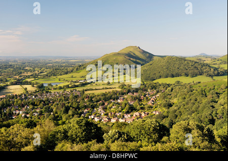 Ragleth au nord de la colline village Church Stretton, Shropshire, Angleterre. Watling Street Voie Romaine et de la CAER Caradoc hill fort Banque D'Images