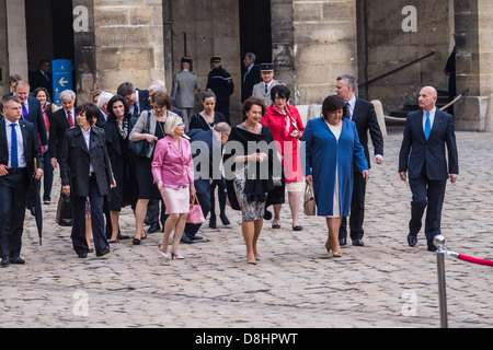 L'entourage du président de la Pologne, y compris l'épouse Anna Dembowska (3e à partir de la droite) arriver à une réception au Palais des Invalides à Paris Banque D'Images