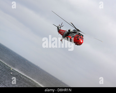 L'hélicoptère Sea King de la marine effectue une démonstration. Banque D'Images