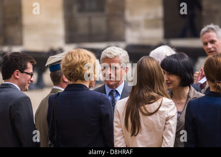 Paris. Les membres de la délégation polonaise s'engager dans la conversation lors d'une réception pour le président de la Pologne au Palais des Invalides. Banque D'Images