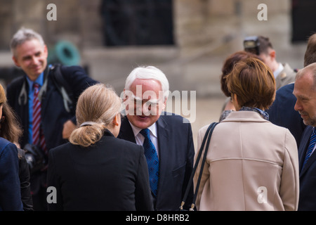 Paris. Les membres de la délégation polonaise s'engager dans la conversation lors d'une réception pour le président de la Pologne au Palais des Invalides. Banque D'Images