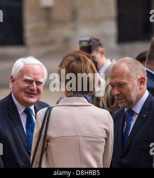 Paris. Les membres de la délégation polonaise s'engager dans la conversation lors d'une réception pour le président de la Pologne au Palais des Invalides. Banque D'Images