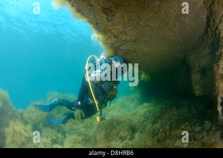 Jeune femme scubadiver ressemble dans la grotte. La mer Noire, la Crimée, l'Europe de l'Est Banque D'Images