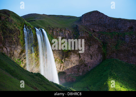 L'Islande, région du sud, cascade de Seljalandsfoss lit up at night Banque D'Images