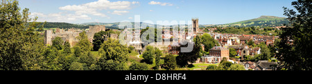 Au nord-est sur le château médiéval et ville de marché de Ludlow, Shropshire, England, UK. Panorama Banque D'Images