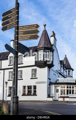 Les panneaux touristiques dans Ullapool dans les Highlands d'Ecosse. Banque D'Images