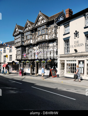 Le célèbre hôtel Feathers Ludlow, Shropshire, construit comme maison privée en 1619. De style Tudor, bâtiment à colombages Banque D'Images