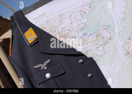 Luftwaffe WW2 jacket suspendues sur un site allemand de l'Angleterre et de la Manche Banque D'Images