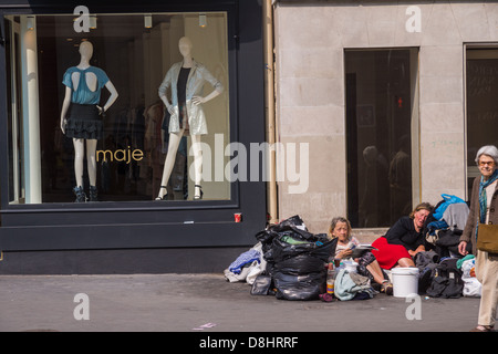 Paris, France. Les sans-abri sont des femmes âgées, parmi leurs affaires près de la vitrine de la boutique de mode prestigieux 'Maje'. Banque D'Images