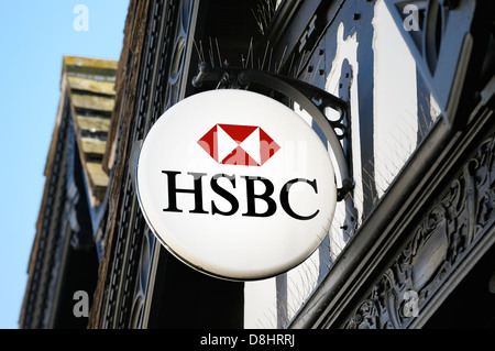 Logo HSBC Banque affiche à l'extérieur de la direction générale de la banque HSBC dans le Shropshire ville de Ludlow, Angleterre Banque D'Images