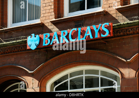 Logo Barclays banque affiche à l'extérieur de la direction générale de la Barclays Bank à la ville de Ludlow, Shropshire en Angleterre Banque D'Images