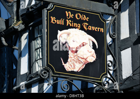 Inn pub affiche à l'extérieur de l'ancienne Ye Olde Bull Ring taverne où le roi, rejoint le Bull Ring. Ludlow, Shropshire, Angleterre. Banque D'Images