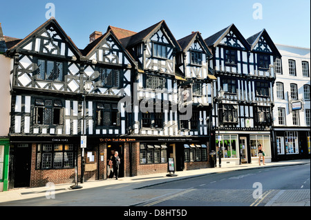 Ye Olde Bull Ring taverne où le roi, rejoint le Bull Ring. Ludlow, Shropshire, Angleterre. Ancienne à colombages de style Tudor inn Banque D'Images