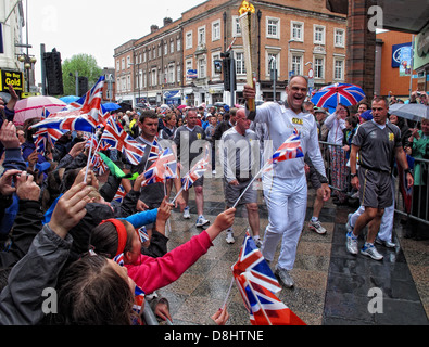 Runner 071 apporte la flamme olympique en Warrington jusqu'Sankey, St, près de Golden Square shopping area Banque D'Images