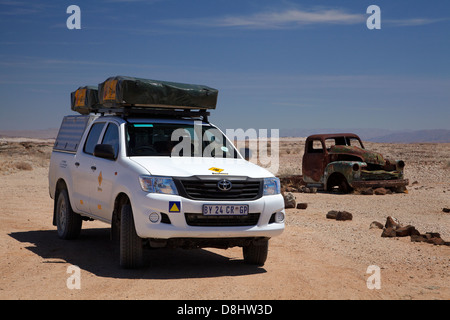 Toyota Hilux camping car et camion abandonné près de Fish River Canyon, le sud de la Namibie, l'Afrique Banque D'Images