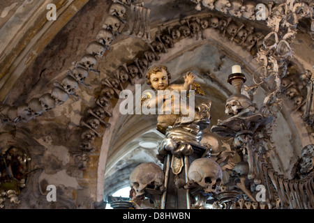 Des crânes et des os de Kutna Hora's 'bone' church sedlec ossuaire en République tchèque, Europa. Banque D'Images