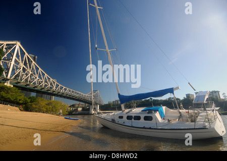 Yacht échoué sur rives de la rivière Brisbane, sous le pont Story Bridge, Brisbane, Queensland, Australie. Aucune communication ou MR Banque D'Images