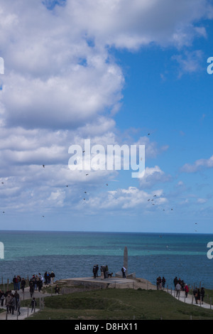 Personnes qui se groupent autour de la chapelle au Point du Hoc, Normandie, France, attaqué par des rangers US sur D-Day. Vol de mouettes au-dessus. Banque D'Images