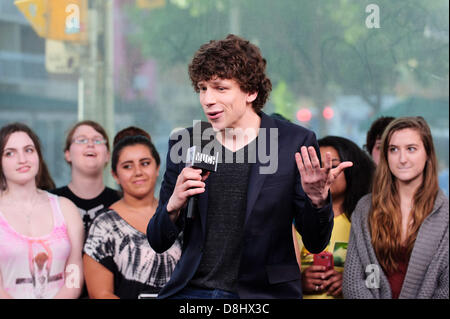 Toronto, Ontario, Canada. Le 29 mai, 2013. L'acteur Jesse Eisenberg visité New.music.Live studio à Toronto pour parler de son nouveau film 'Now You See Me' (Image credit : Crédit : Igor Vidyashev ZUMAPRESS.com/Alamy/Live News) Banque D'Images