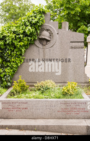 Paris, France. La tombe du général français Charles Léon Clément Huntziger, membre du gouvernement de Vichy, au cimetière de Passy Banque D'Images