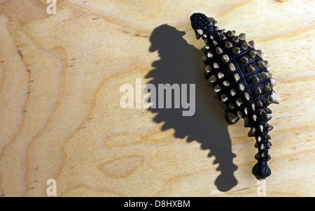 Un dinosaure ankylosaurus toy et son ombre Banque D'Images