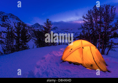 Camp d'hiver au crépuscule, John Muir Wilderness, la Sierra Nevada, en Californie USA Banque D'Images