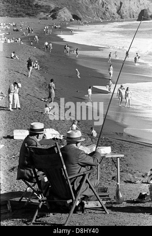 Deux hommes âgés portant des chapeaux de paille de la pêche dans le comté de Marin sur chaude journée d'été Banque D'Images