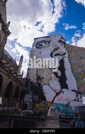 Paris, France. Un homme passe par une grande peinture graffiti sur un mur près du centre Pompidou et de la fontaine Stravinski Banque D'Images