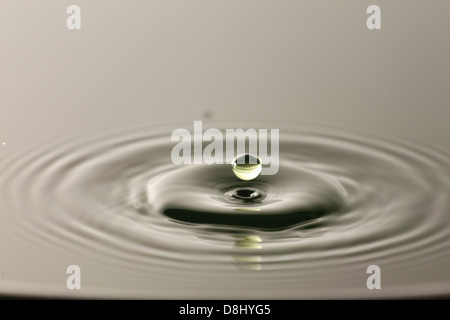 Les gouttes d'eau close up dans une belle forme. Banque D'Images