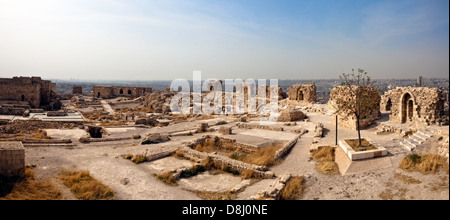 Célèbre fortess et citadelle d'Alep, en Syrie. Panorama du haut. Banque D'Images