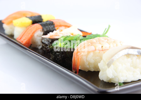 Fait ​​From Sushi sur la mer lave noire,Sushi est un des aliments japonais. Banque D'Images