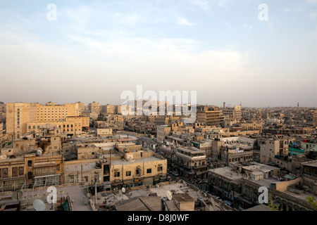 Alep, Syrie, l'une des plus anciennes villes habitées au monde. Avec le coucher du soleil en face de la citadelle Banque D'Images