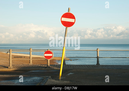 Deux "no entry' la signalisation routière à la fin de la route qui mène dans la Manche. Banque D'Images