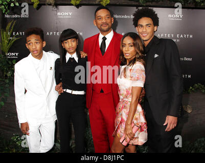 New York, États-Unis, 29 mai 2013. Acteurs JADEN SMITH, WILLOW SMITH, Will Smith, Jada Pinkett Smith et TREY SMITH assister à la première de New York après 'terre' tenu à la Ziegfeld Theatre. (Crédit Image : © Kaszerman ZUMAPRESS.com) Nancy/crédit : ZUMA Press, Inc./Alamy Live News Banque D'Images