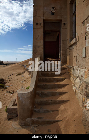 Porte et escaliers, Kolmanskop Ghost Town, près de Lüderitz, Namibie, Afrique Banque D'Images