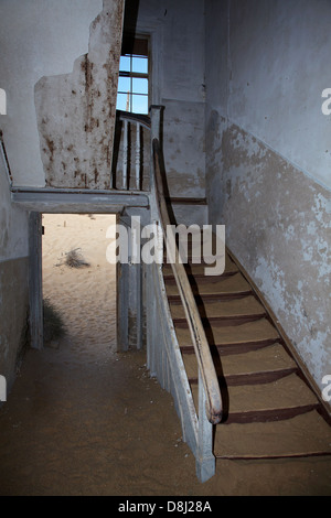 Escaliers dans maison abandonnée, Kolmanskop Ghost Town, près de Lüderitz, Namibie, Afrique Banque D'Images