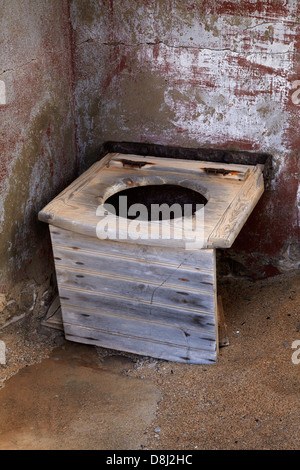 Toilettes dans la vieille maison abandonnée, Kolmanskop Ghost Town, près de Lüderitz, Namibie, Afrique Banque D'Images