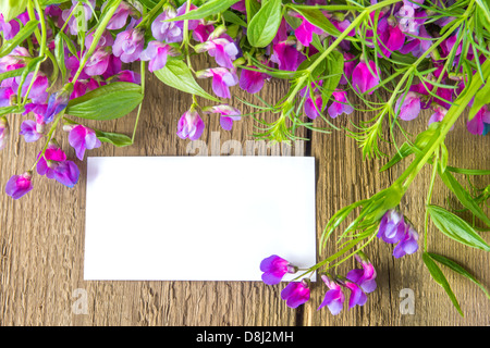 Papier en bois blanc fleurs carte vierge de texte Banque D'Images