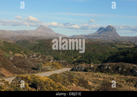 Avis de Sutherland avec montagnes Canisp sur la gauche à 847m et 731m) Suilven (à droite sur les maures magnifiquement la hausse Banque D'Images