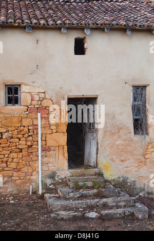 Une vieille ferme dans le besoin de réparation dans le Dordogne région de France. Banque D'Images