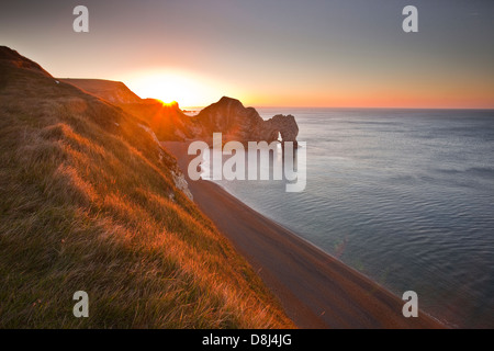 Aube naître plus de Durdle Door sur la côte du Dorset.
