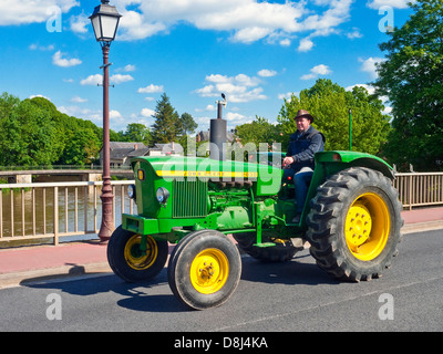 Paysan français roulant ancien restauré sur tracteur John Deere 2030 Retro-Méchanique "rallye" - France. Banque D'Images