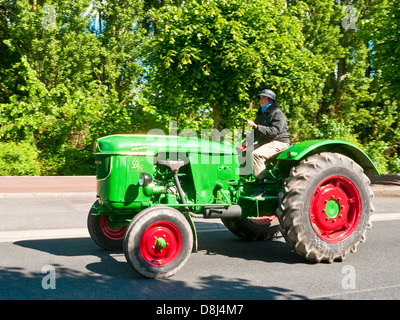 Agriculteurs français ancien conduite Tracteur Deutz D40 sur "Retro-Méchanique" - France. Banque D'Images